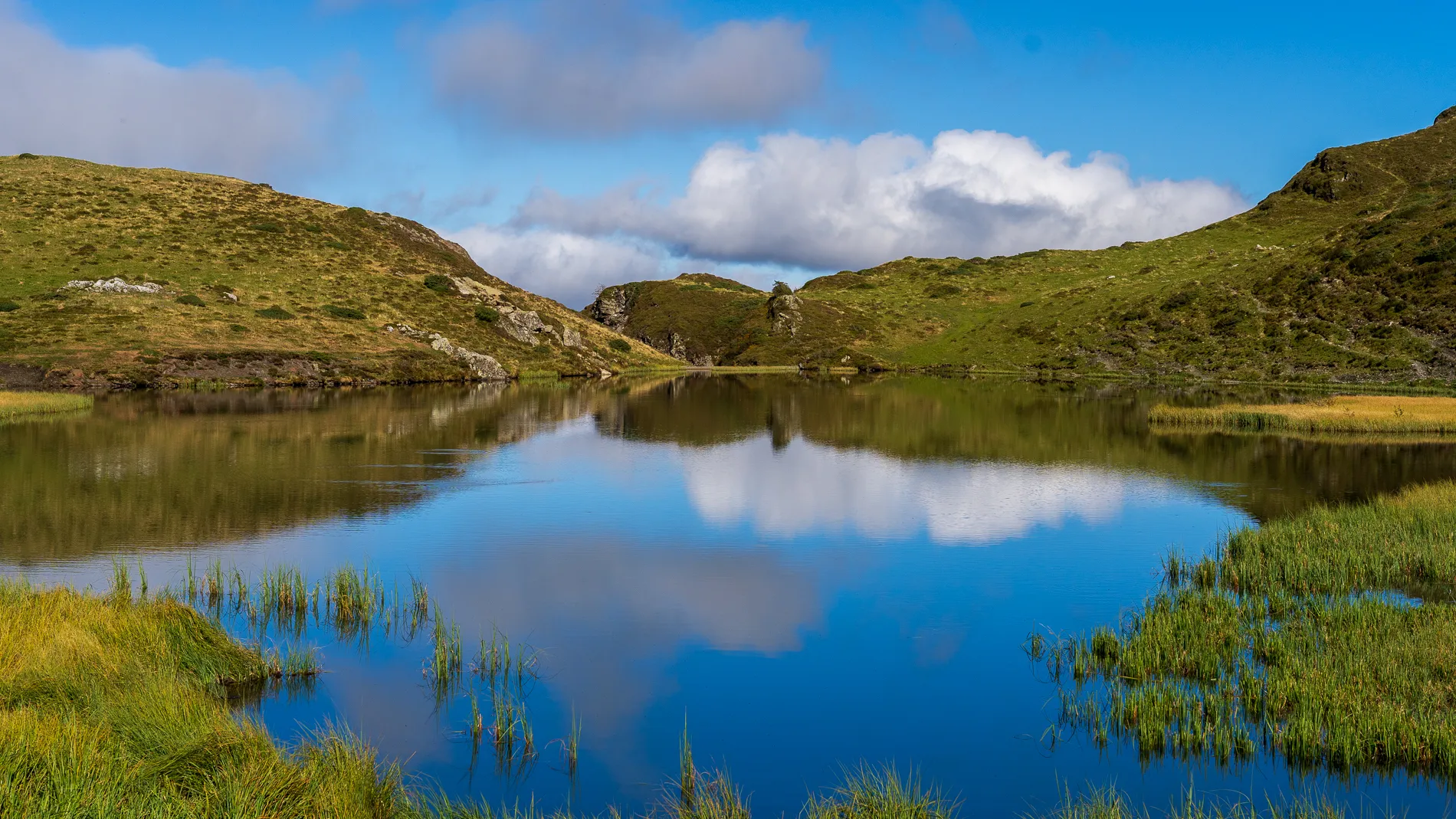 Lac d'Aygue Rouye en vallée de Campan, Pyrénées, reflets des nuages sur l'eau